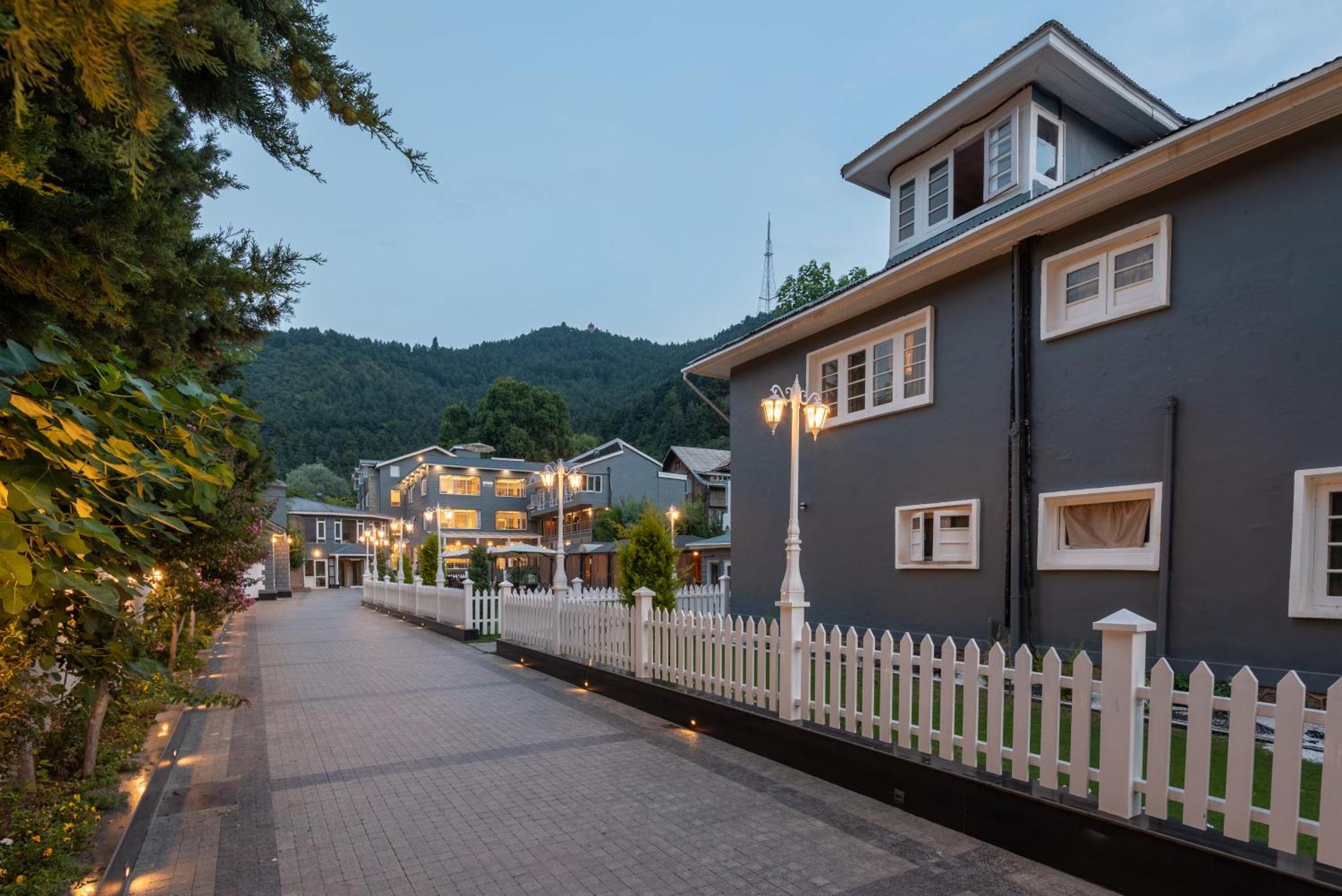 Hotel Grand Boulevard Durgjan Extérieur photo